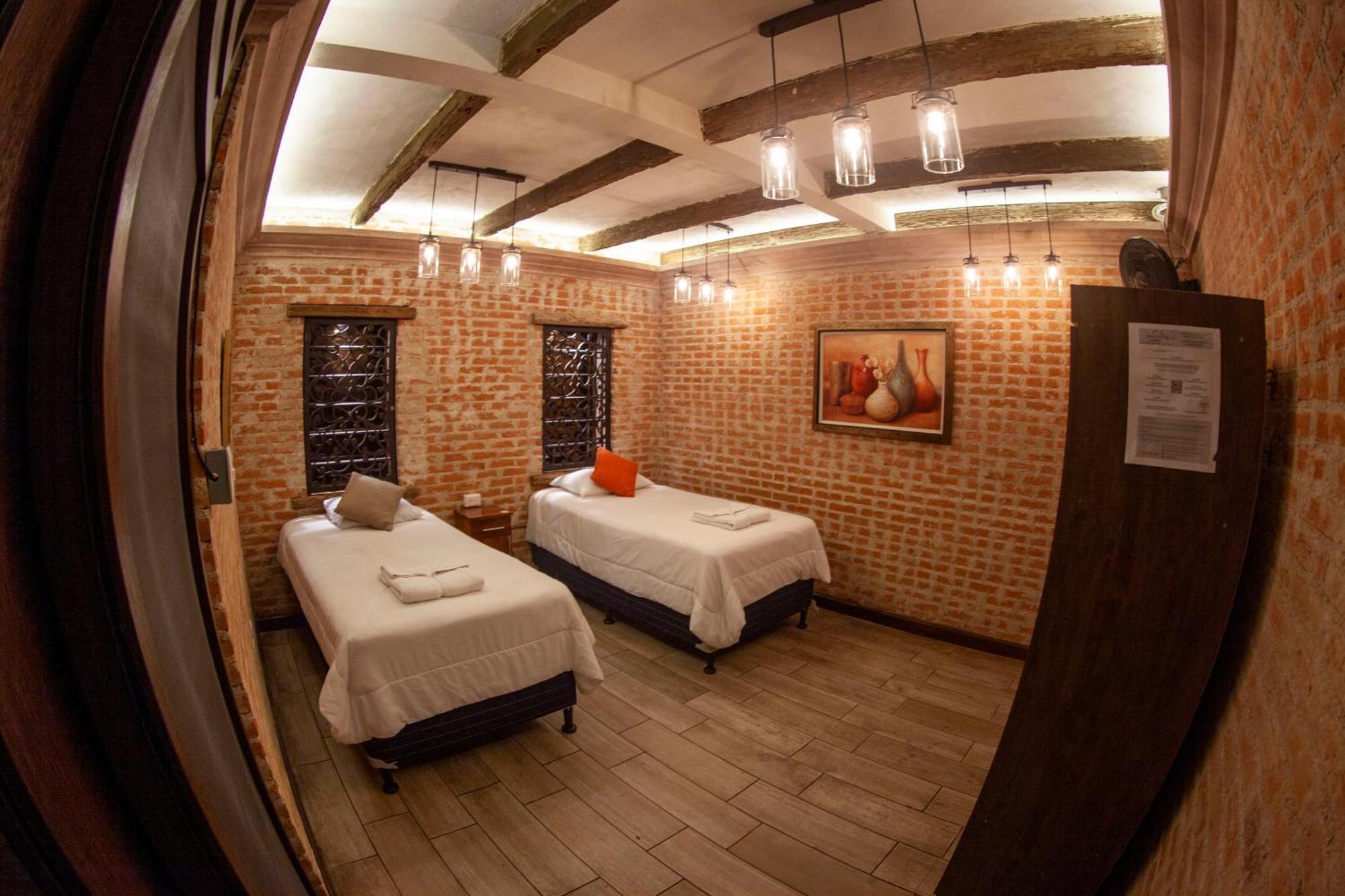 Hot Chipilin Hostel Antigua Bagian luar foto